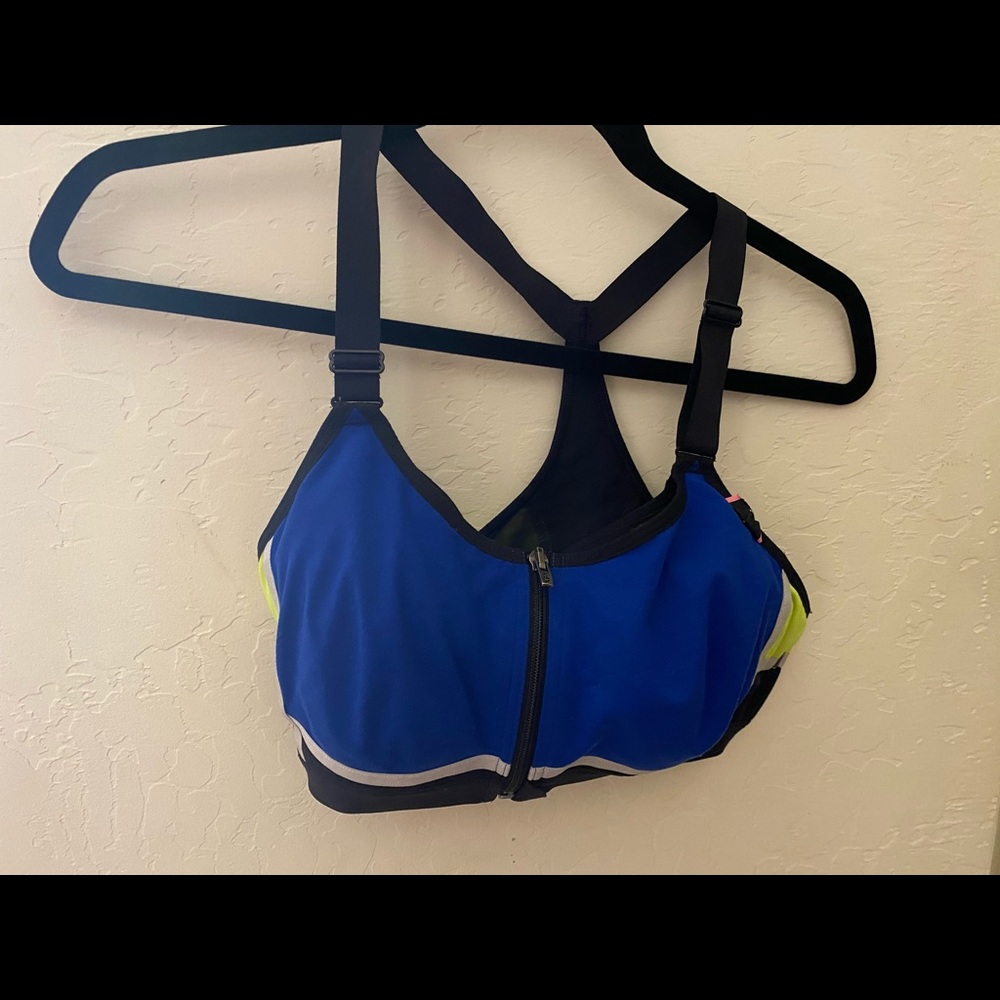 Victoria secret sports bra never worn 34d